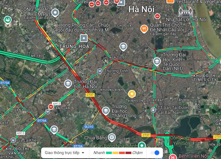 Ghi nhan tren ung dung Google Maps, den hon 14h ngay 11.1, nhieu truc duong van hien thi tinh hinh giao thong rat “nong“, dac biet tai cac tuyen vanh dai 2, vanh dai 3.