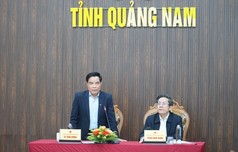 Quang Nam Chairman Le Van Dung answers the press at the press conference on the afternoon of January 10. Photo: Hoang Bin