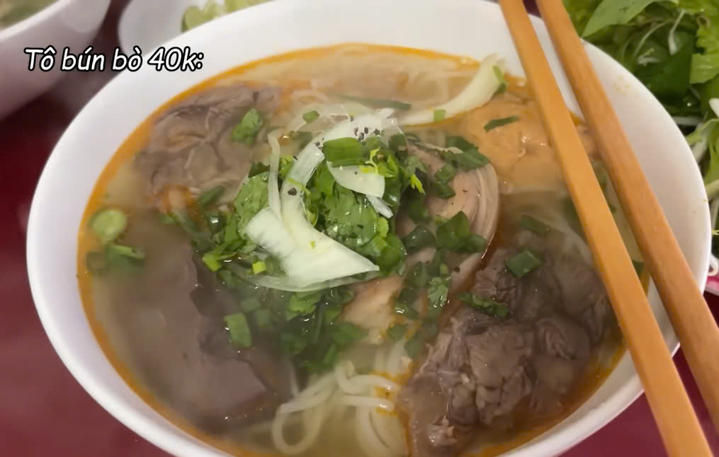 To bun bo Hue 40.000 dong cua mot quan tren pho Dinh Tien Hoang, TP Hue. Anh: Cat tu clip