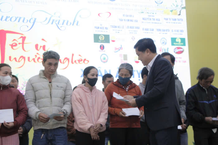 Dai dien chinh quyen dia phuong tang qua cho nguoi dan. Anh: Song Han