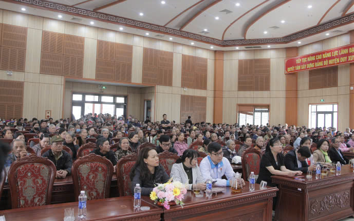 Nguoi dan thuoc cac doi tuong ngheo, kho khan, neo don den nhan qua tu chuong trinh “Tet vi nguoi ngheo” tai huyen Duy Xuyen, tinh Quang Nam. Anh: Song Han