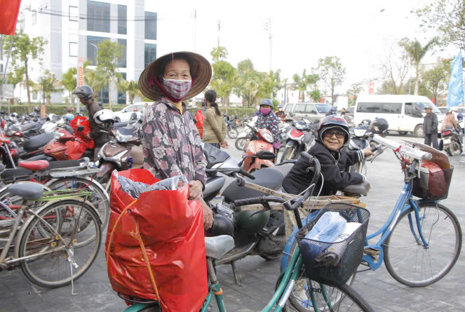 Nhieu nguoi dan bay to niem vui mung khi duoc nhan qua Tet som tu cac to chuc, nha hao tam. Anh: Song Han