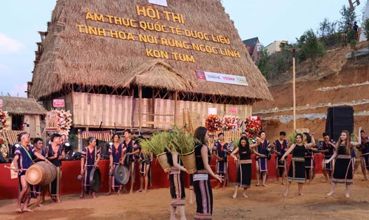 Dân làng Tu Thó đánh cồng chiêng, hát múa dưới mái nhà rông truyền thống. Ảnh: Thanh Tuấn