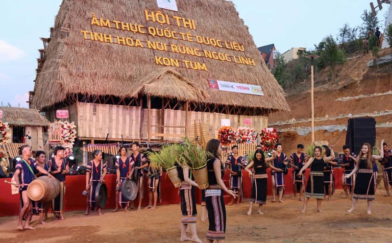 Tu Tho villagers play gongs, sing and dance under the traditional communal house roof. Photo: Thanh Tuan