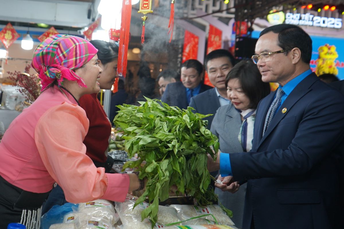 Cac dai bieu tham quan cho Tet Cong doan 2025. Anh: Mai Dung