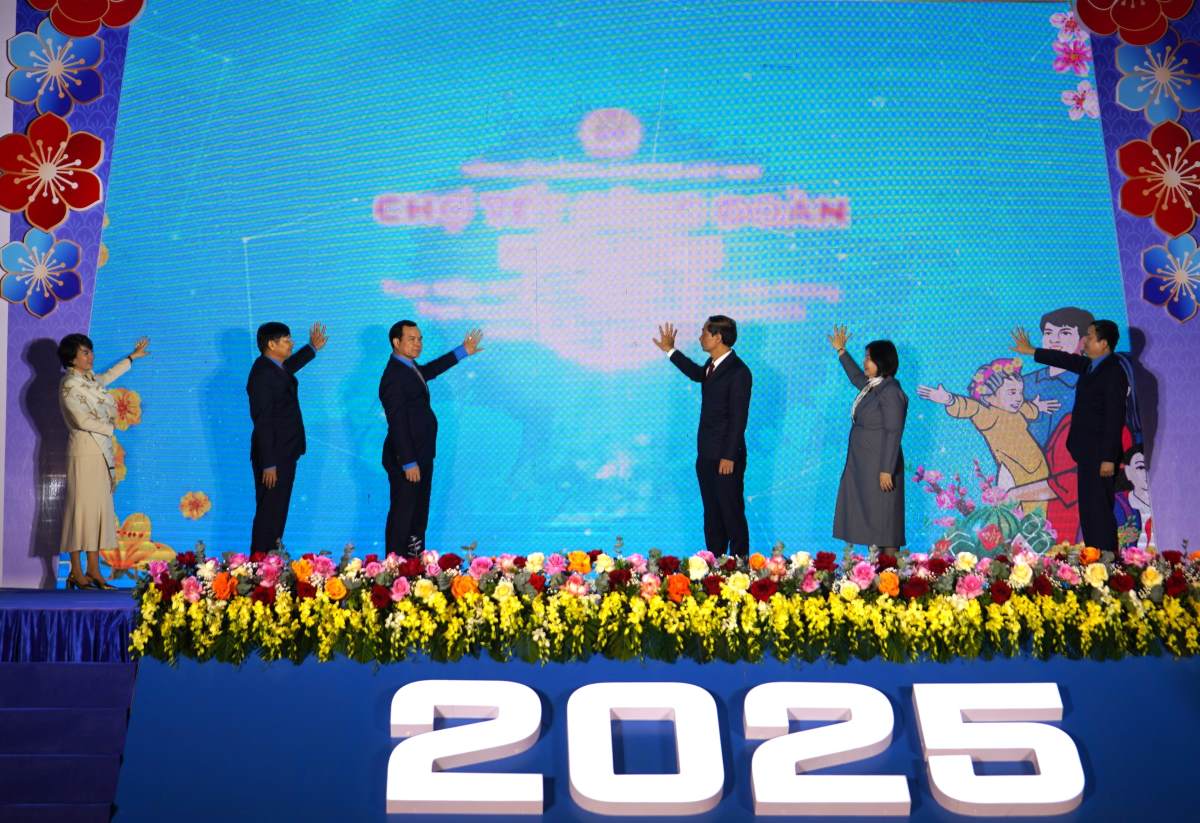 Cac dai bieu nhan nut khai mac Cho Tet cong doan truc tiep, khai truong Cho Tet cong doan truc tuyen nam 2025. Anh: Mai Dung