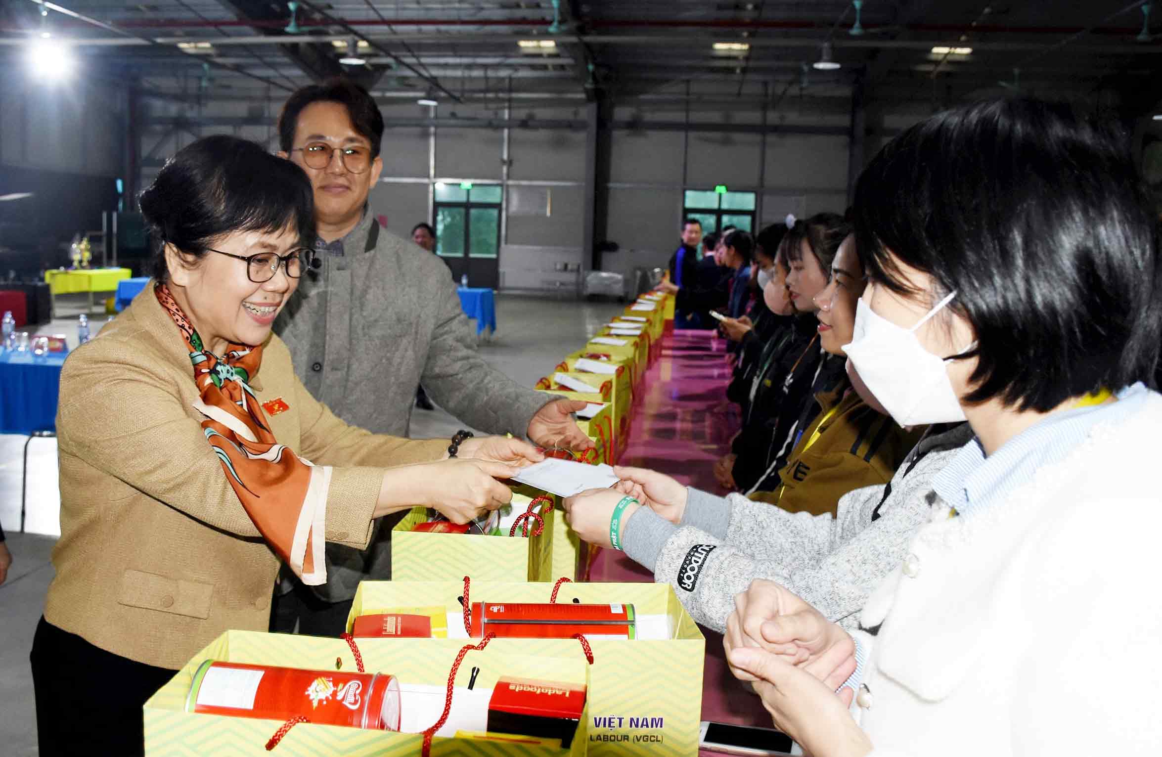 Vice Chairman of the National Assembly's Finance and Budget Committee Nguyen Van Chi presents Tet gifts to workers in Nghe An. Photo: Cong Kien