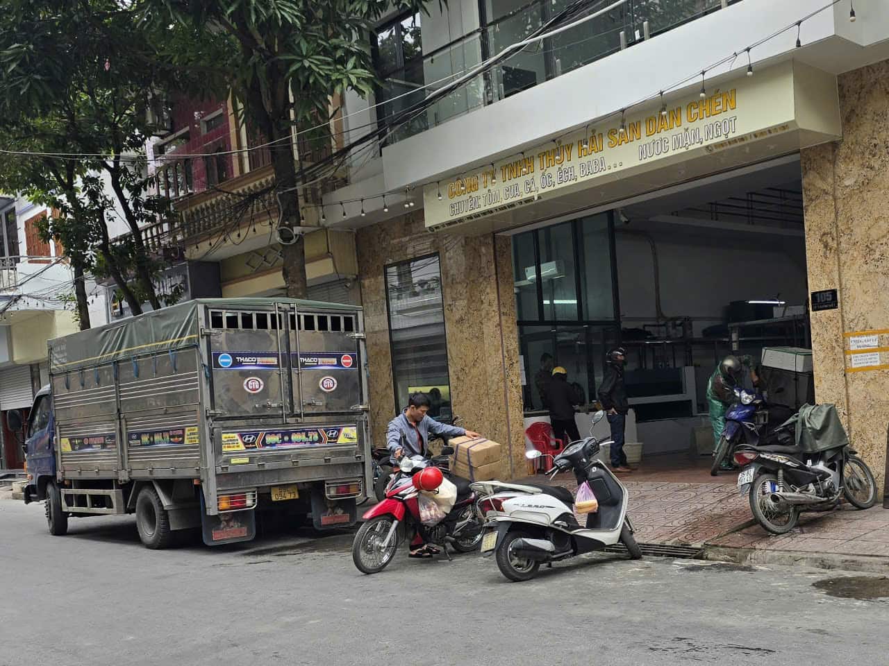 Cơ sở chế biến thủy hải sản của Công ty TNHH Dần Chén hoạt động, gây ảnh hưởng đến cuộc sống, sinh hoạt của người dân xung quanh. Ảnh: Nguyễn Trường