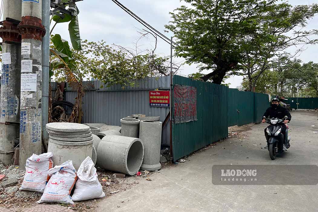 Duoc biet, khu vuc du an nha o xa hoi IEC Bao Ngoc va lo dat du an khu do thi ho tro - khu cong nghiep Sai Dong B truoc tinh trang bi lan chiem da duoc UBND phuong Thach Ban nhieu lan xu ly va treo bien thong bao yeu cau nguoi dan co tai san, hoa mau trong pham vi dat du an phai di doi truoc ngay 15.12.2024. Nhung den nay, hien trang khu vuc nay van chua duoc cai thien.