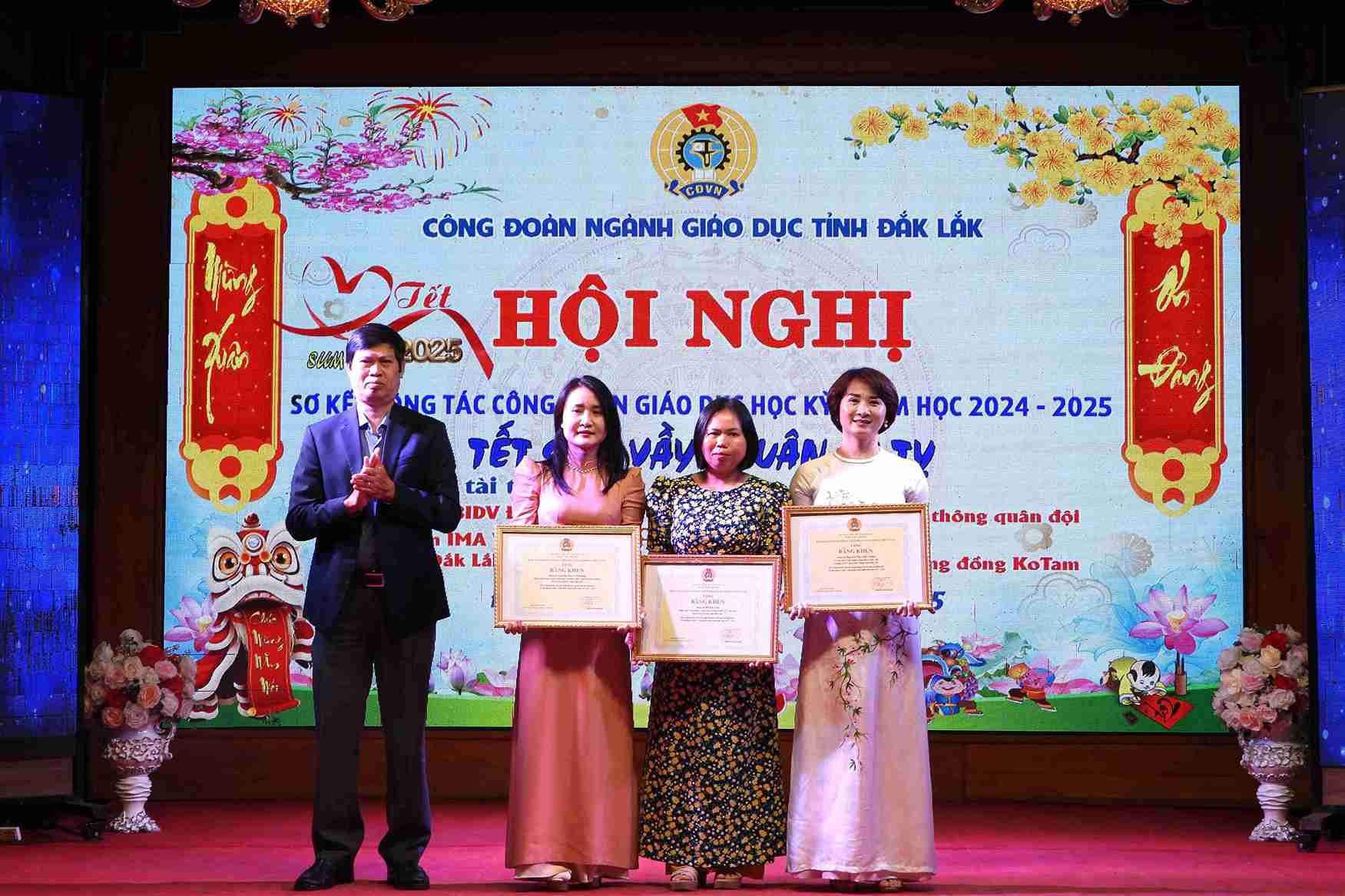 Mr. Le Van Thanh - Chairman of Dak Lak Provincial Labor Federation awarded Certificates of Merit from the Vietnam General Confederation of Labor to individuals with outstanding achievements. Photo: Bao Trung
