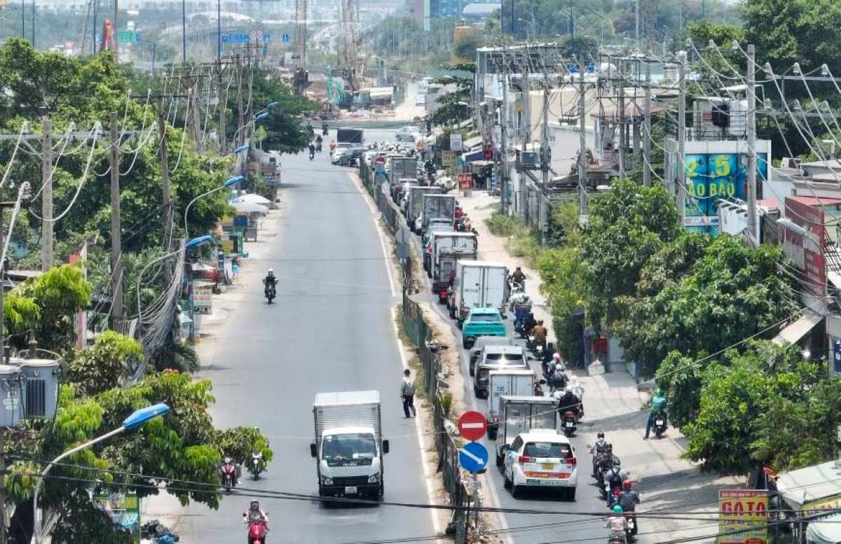 Xe oto noi duoi nhau tren duong Luong Dinh Cua (doan Nguyen Hoang di nut giao An Phu, TP Thu Duc). Anh: Anh Tu 