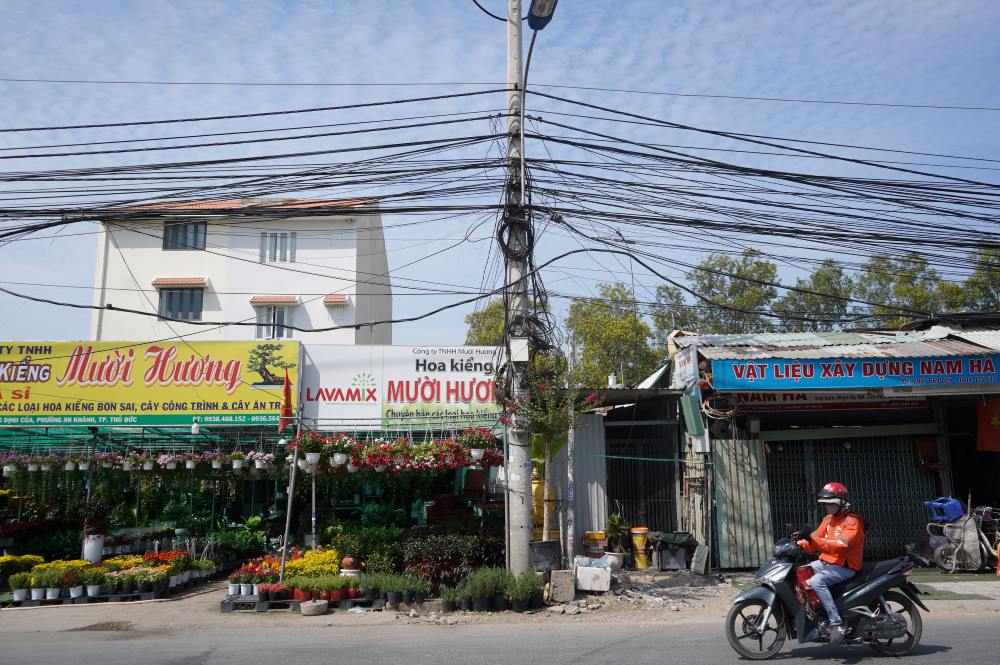 Nguoi dan sau khi ban giao mat bang cung da sua sang nha cua, on dinh kinh doanh. Anh: Anh Tu       