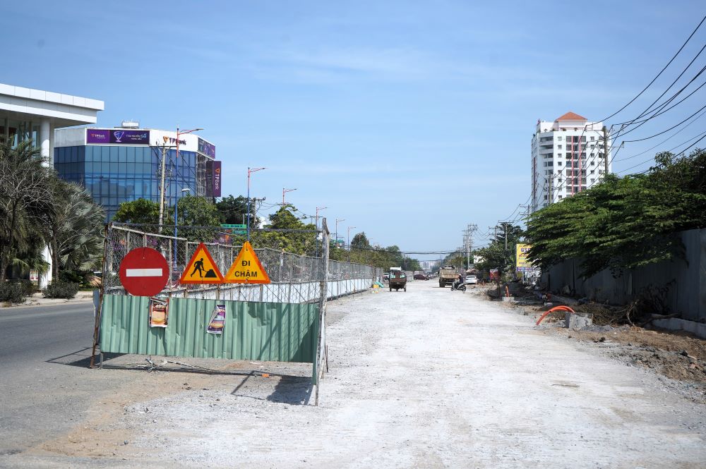 Tai doan tu duong Cao Duc Lan den duong Nguyen Hoang, cong nhan hoan thanh trai da dam va lu len mat duong, chuan bi tham be tong nhua.  