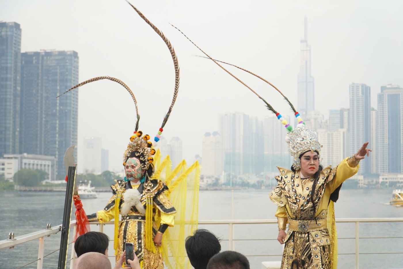 Vừa khám phá TPHCM vừa xem hát bội trên buýt sông 2 tầng. Ảnh: Thanh Chân