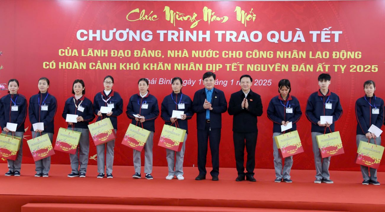 Vice Chairman of the National Assembly Nguyen Khac Dinh and Vice Chairman of the Vietnam General Confederation of Labor Nguyen Xuan Hung presented Tet gifts to workers and laborers in difficult circumstances at Toyoda Gosei Hai Phong Co., Ltd. - Thai Binh Branch. Photo: Nam Hong
