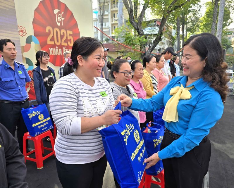 Bà Lê Thị Bích Hạnh - Chủ tịch LĐLĐ Quận 5 - trao quà chăm lo Tết cho các đoàn viên, người lao động. Ảnh: Nam Dương