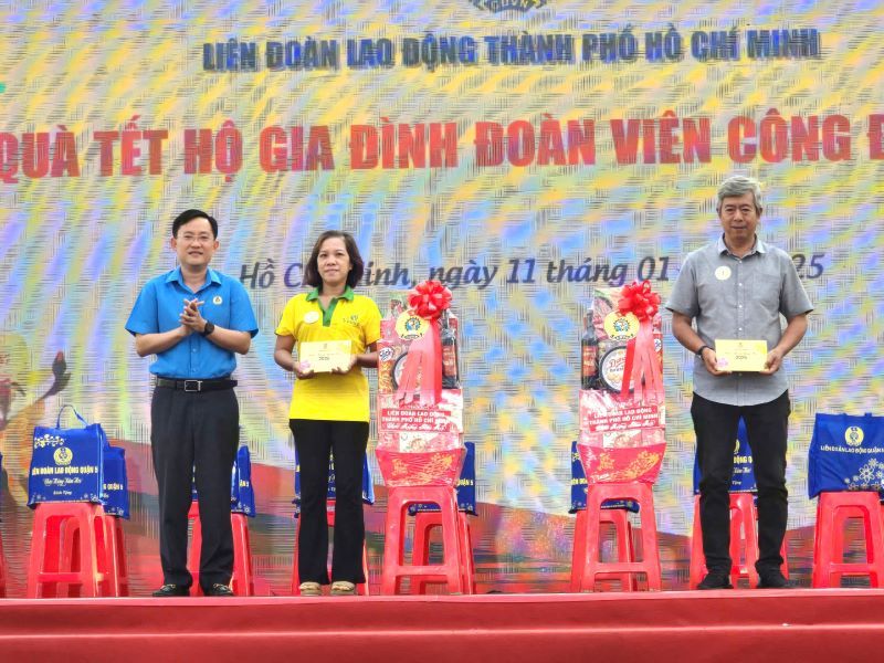 Mr. Phung Thai Quang - Vice President of Ho Chi Minh City Labor Federation (left cover) - presents gifts from Ho Chi Minh City Labor Federation to union members and workers in especially difficult circumstances working in enterprises in District 5. Photo: Nam Duong
