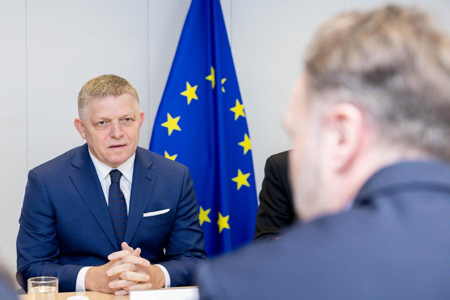 Slovak Prime Minister Robert Fico (left) meets with EU Energy Commissioner Dan Jorgensen in Brussels, Belgium, January 9, 2025. Photo: EU