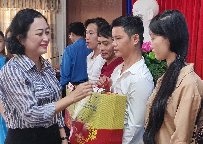Vice Chairwoman of the National Assembly's Ethnic Council Tran Thi Hoa Ry presents Tet gifts to workers in Bac Lieu. Photo: Nhat Ho