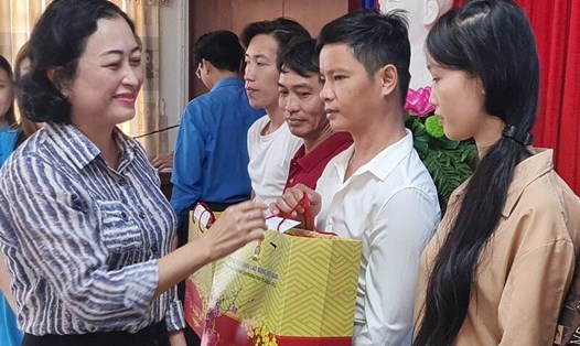 Phó Chủ tịch Hội đồng Dân tộc của Quốc hội Trần Thị Hoa Ry tặng quà tết cho công nhân lao động tại Bạc Liêu. Ảnh: Nhật Hồ