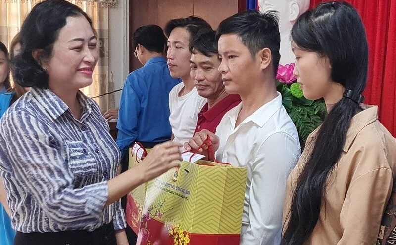 Vice Chairwoman of the National Assembly's Ethnic Council Tran Thi Hoa Ry presents Tet gifts to workers in Bac Lieu. Photo: Nhat Ho
