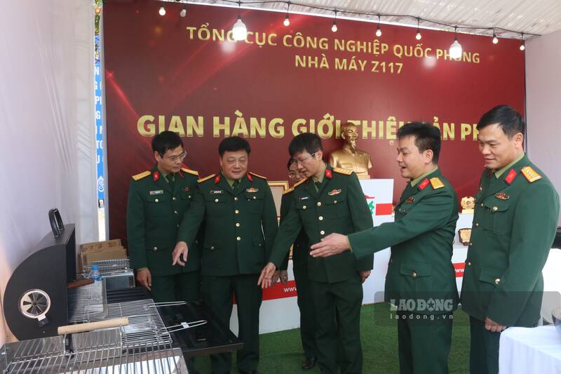 Cac dai bieu tham quan gian hang tai chuong trinh. Anh: Lam Thanh