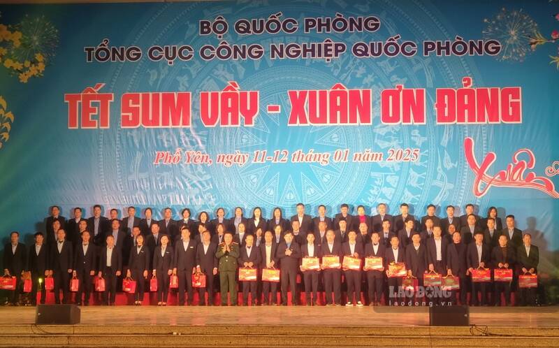 Cac dai bieu tang qua cho cac doan vien, cong nhan lao dong tai nha may. Anh: Lam Thanh