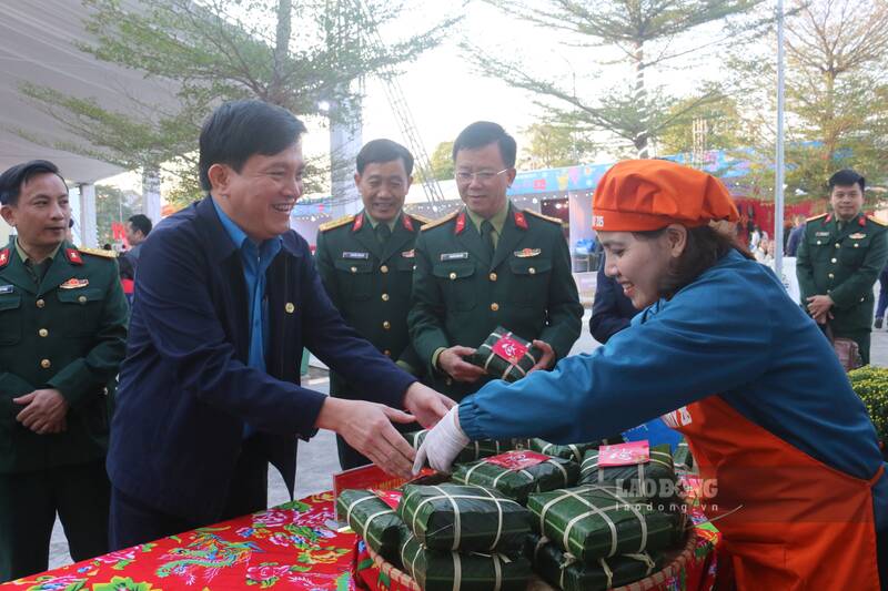 Vice President of the Vietnam General Confederation of Labor Nguyen Xuan Hung attended the program "Tet Sum Vay - Spring of gratitude to the Party". Photo: Lam Thanh