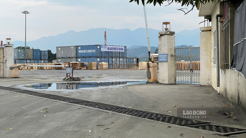 Loat thung container hang hoa tai khu cang can Dong Pho Moi. 