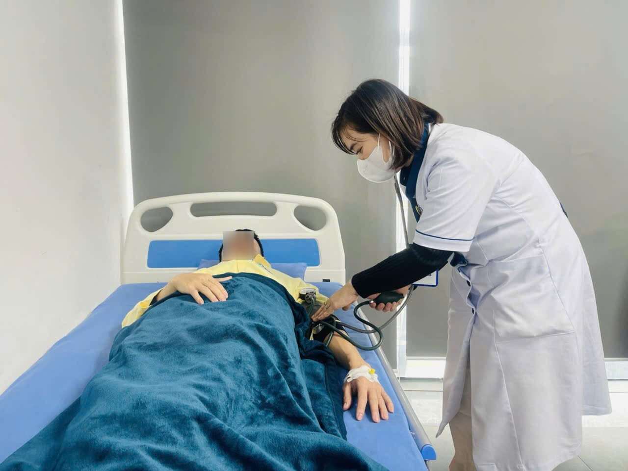 Male worker N.L.A is examined by doctors after surgery. Photo: Thu Phuong