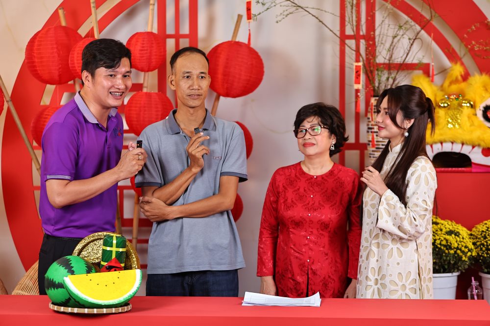 Mr. Vo Van Tu (gray shirt) with Mr. Le Hoang Minh representing the program's Organizing Committee, artist Phi Phung and Tiktoker Diep Le interacted at the livestream session "Full Tet - Reunion of Love". Photo: Anh Tu