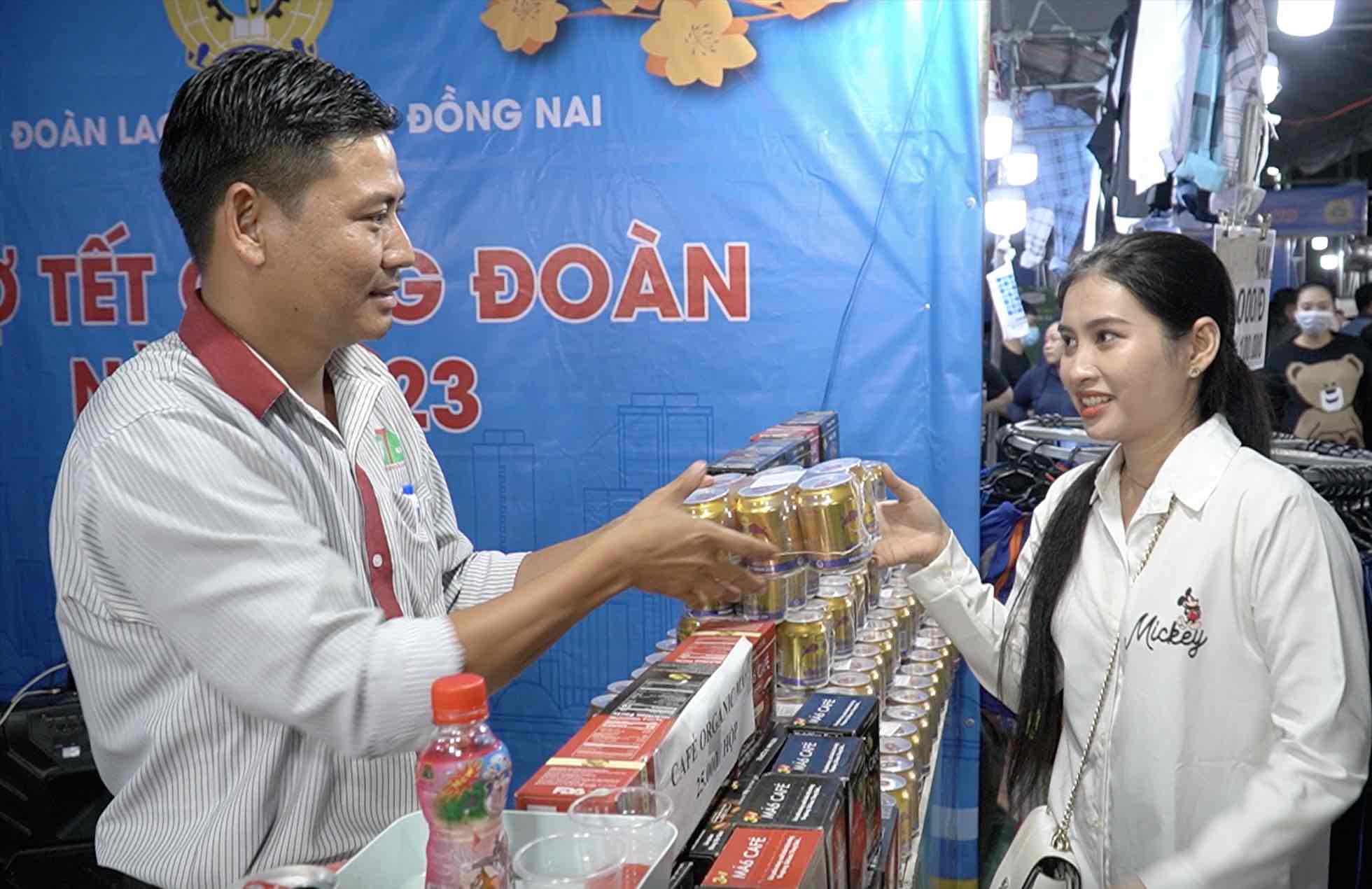 Union members shopping at the Trade Union Tet Market in Dong Nai. Photo: HAC