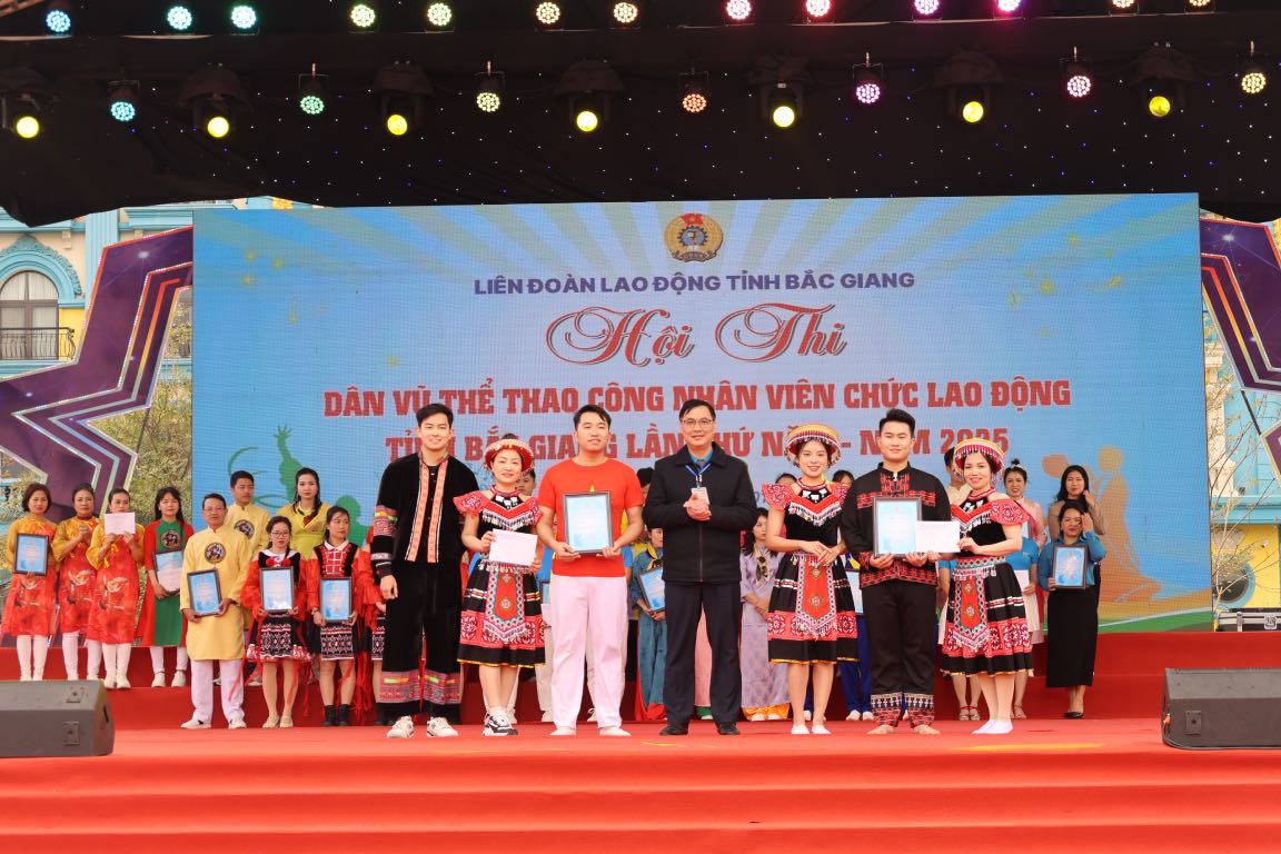 Mr. Nguyen Manh Hung, Permanent Vice Chairman of the Bac Giang Provincial Labor Federation, awarded 2 A prizes at the folk dance and sports competition to the Provincial Civil Servants' Trade Union and the Health Sector Trade Union. Photo: Quyet Chien