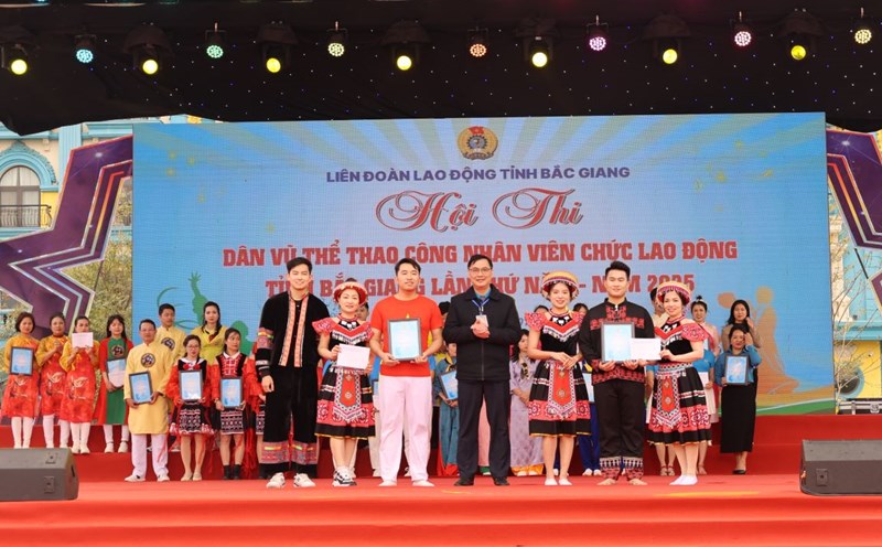 Mr. Nguyen Manh Hung, Permanent Vice Chairman of the Bac Giang Provincial Labor Federation, awarded 2 A prizes at the folk dance and sports competition to the Provincial Civil Servants' Trade Union and the Health Sector Trade Union. Photo: Quyet Chien