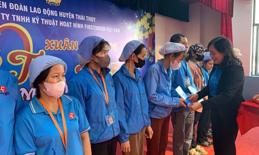 Phó Chủ tịch LĐLĐ tỉnh Thái Bình Phạm Thị Thắng trao quà Tết cho công nhân lao động tại Công ty TNHH Kỹ thuật hoạt hình Firstunion Việt Nam. Ảnh: Bá Mạnh