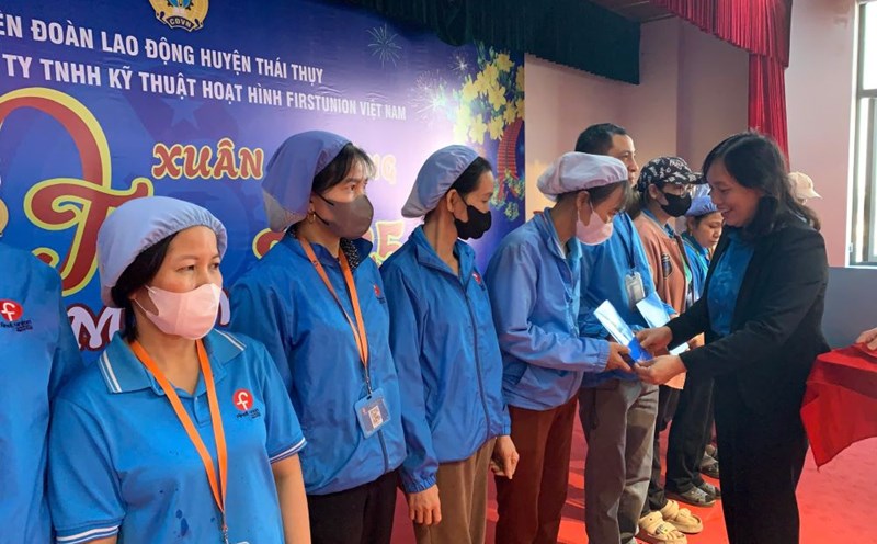 Vice President of Thai Binh Provincial Federation of Labor Pham Thi Thang presents Tet gifts to workers at Firstunion Vietnam Animation Technology Co., Ltd. Photo: Ba Manh