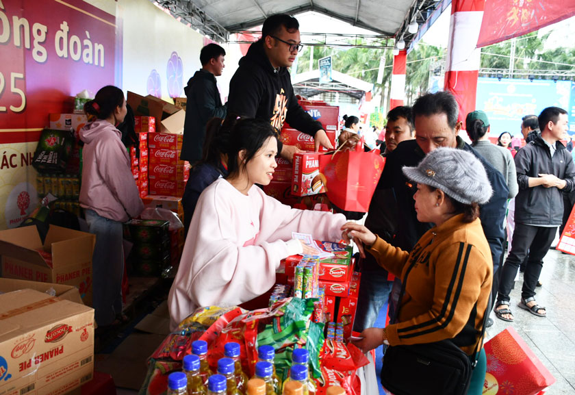 "Union Tet Market" in 2025 attracts many union members and workers in Binh Dinh. Photo: Xuan Nhan.