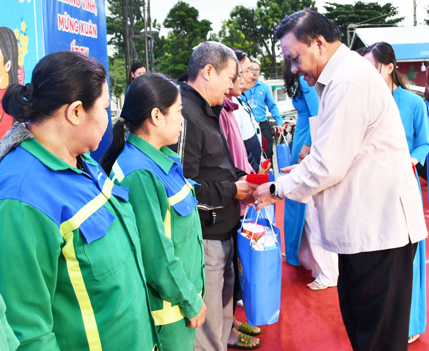 Phó Bí thư Thường trực Tỉnh ủy Bình Định Lê Kim Toàn trao quà Tết cho đoàn viên, người lao động. Ảnh: Xuân Nhàn.