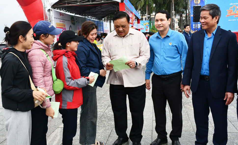 Phó Chủ tịch Tổng LĐLĐ Việt Nam Huỳnh Thanh Xuân (bìa phải) trò chuyện, thăm hỏi đoàn viên, người lao động tại sự kiện Tết sum vầy. Ảnh: Xuân Nhàn.