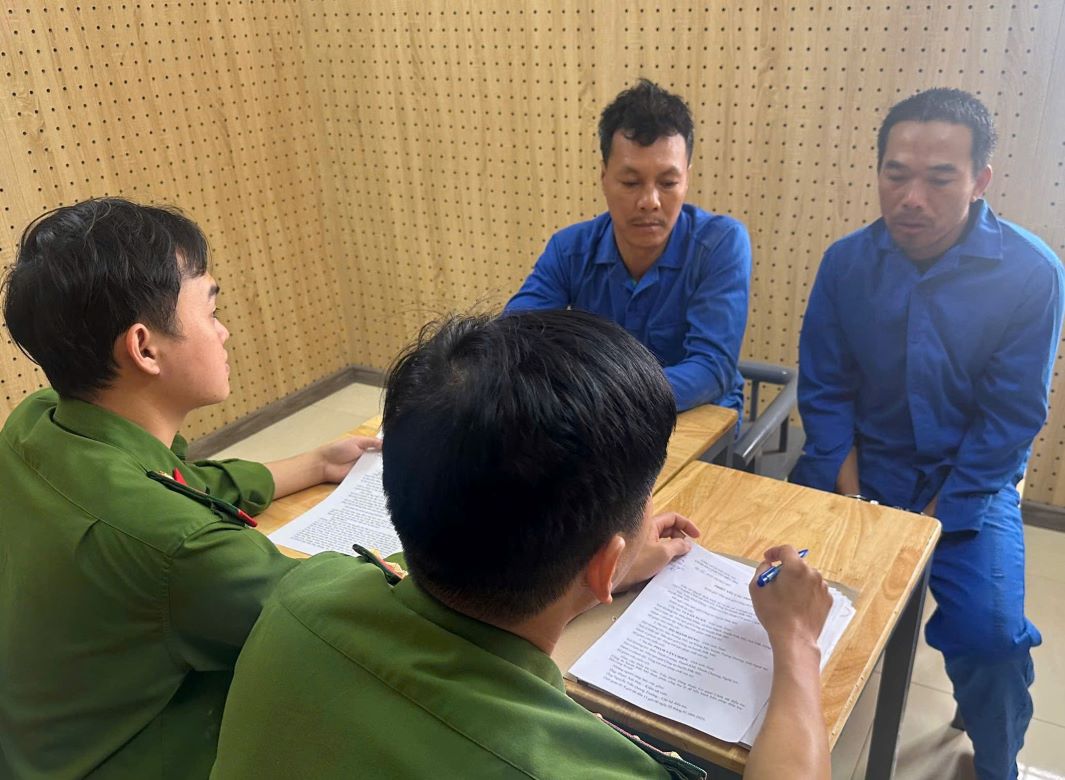 Cac doi tuong van chuyen phao no tai co quan dieu tra. Anh: Bao Lam