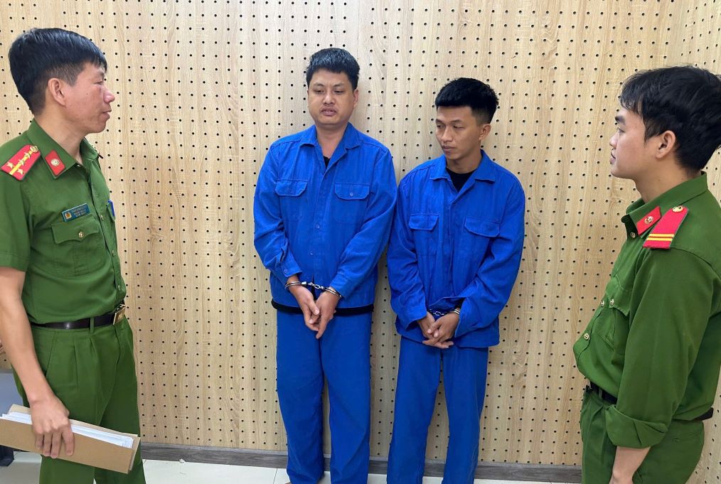 Cong an Dak Mil quyet liet voi toi pham va vi pham ve phao no. Anh: Bao Lam
