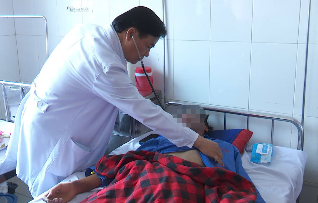 Doctors at Sa Dec General Hospital examine a patient with burns caused by a mini gas cylinder explosion. Photo: Thanh Thanh