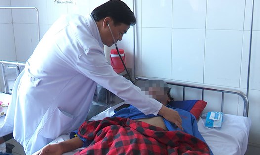 Bác sĩ Bệnh viện Đa khoa Sa Đéc thăm khám cho bệnh nhân bị bỏng do nổ bình ga mini. Ảnh: Thanh Thanh