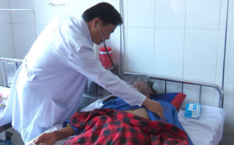 Doctors at Sa Dec General Hospital examine a patient with burns caused by a mini gas cylinder explosion. Photo: Thanh Thanh