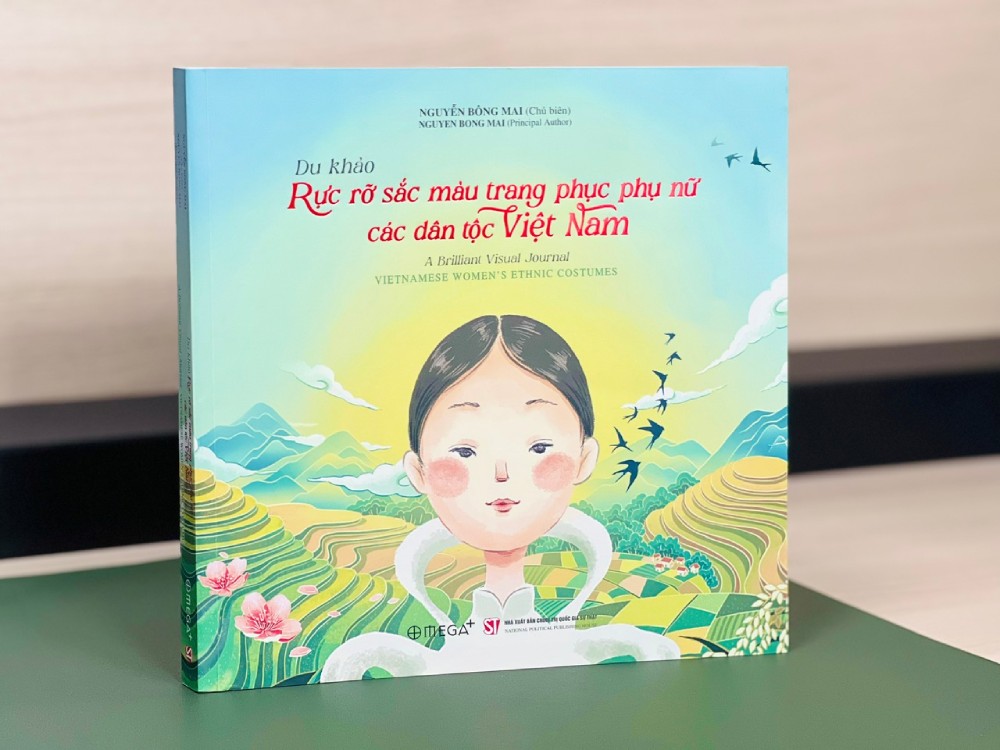 The book Travel: Colorful costumes of women of Vietnamese ethnic groups (bilingual Vietnamese - English) by author Nguyen Bong Mai. Photo: Ai Van