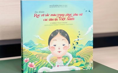 The book Travel: Colorful costumes of women of Vietnamese ethnic groups (bilingual Vietnamese - English) by author Nguyen Bong Mai. Photo: Ai Van