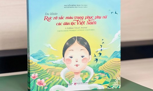 Cuốn sách Du khảo: Rực rỡ sắc màu trang phục phụ nữ các dân tộc Việt Nam (song ngữ Việt - Anh) của tác giả Nguyễn Bông Mai. Ảnh: Ái Vân