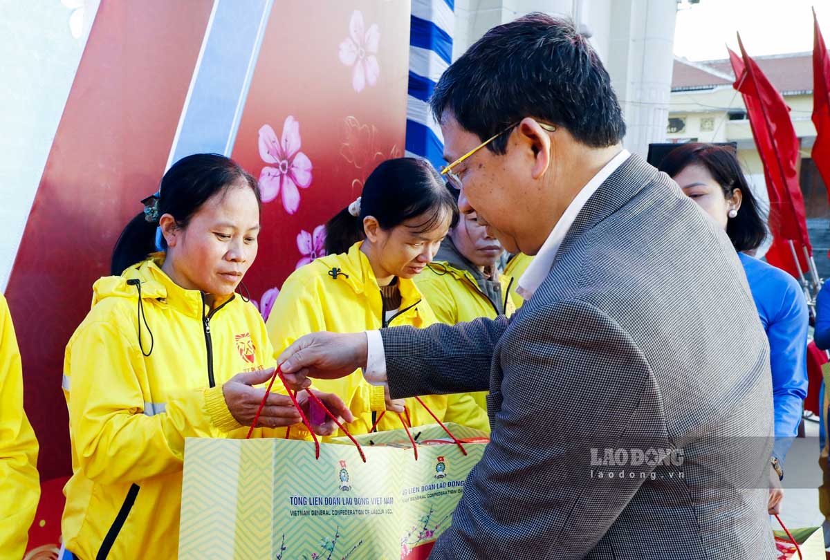 Union members and workers in difficult circumstances receive Tet gifts at the Tet Market of the Hai Hau District Trade Union (Nam Dinh Province). Photo: Luong Ha