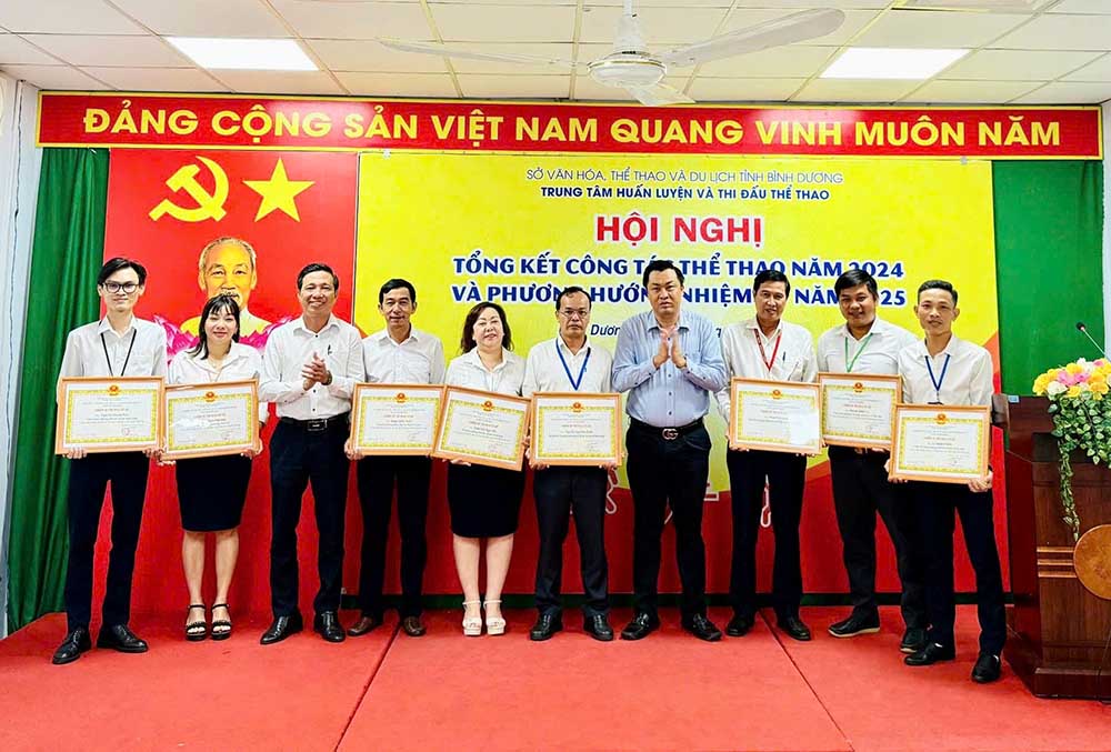 Lanh dao So Van hoa - The thao va Du lich trao danh hieu “Chien si thi dua co so” cho cac vien chuc Trung tam Huan luyen va Thi dau The thao tinh. Anh: So VHTTDL Binh Duong
