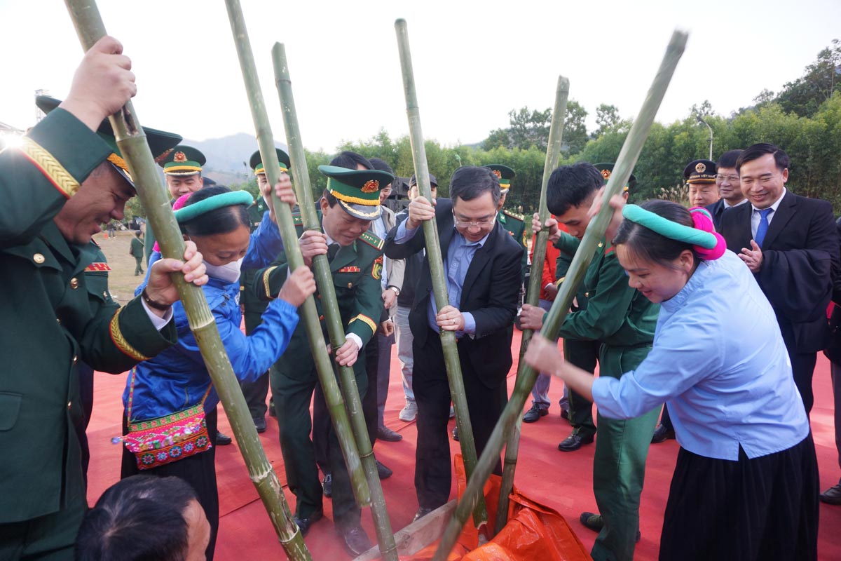 Delegates and people pounding rice cakes at the Hai Son Commune Cultural Center, Mong Cai City. Photo: Doan Hung